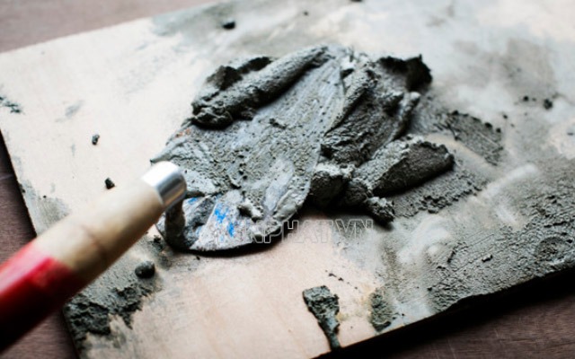 Nguyên nhân xi măng dính trên kính có thể bao gồm nhiều yếu tố