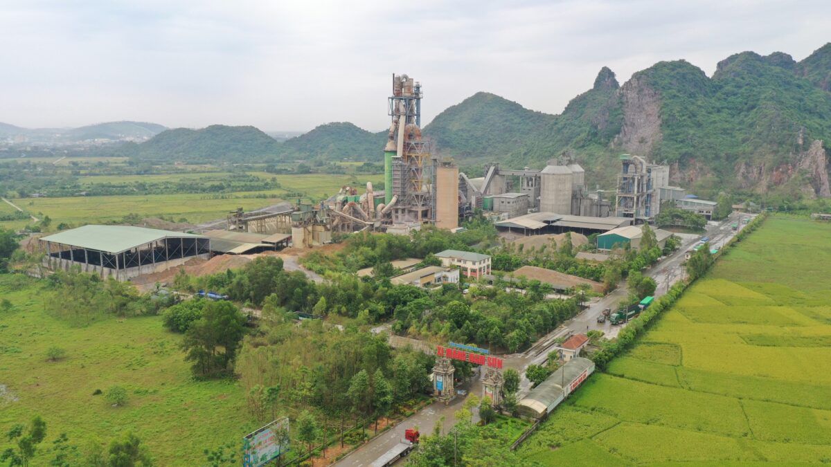 Nhà máy xi măng Hoàng Long