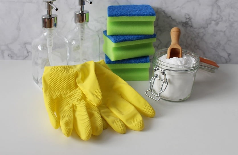 Xịt nước mạnh vào các vùng kính có vết xi măng để làm ướt các mảng bê tông