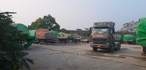 Xe vận tải hỗ trợ vận chuyển xi măng của Công ty CP VLXD Minh Hạnh 